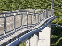 Eine deutliche Delle in der Fussgängerüberführung: Der Steg über die Autobahn zwischen Vevey und Montreux. (Bild: KEYSTONE/CYRIL ZINGARO)