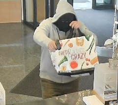Im März 2019 hatte es der Unbekannte nochmals auf die Thurgauer Kantonalbank in Sirnach abgesehen. (Bild: Kapo TG)
