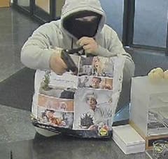 Im November 2018 bedrohte der Unbekannte die Angstellten der Kantonalbank in Sirnach mit einer Pistole. (Bild: Kapo TG)
