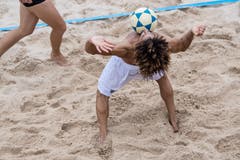Ein Spieler des östreichischen Teams nimmt den Ball mit der Brust an. (Bild: Nadia Schärli, Kriens, 23. August 2019)