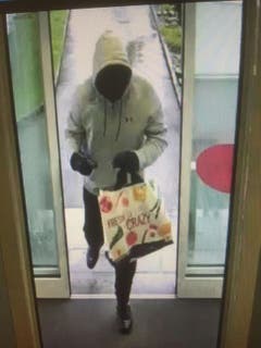 Im Juli 2017 überfiel der Unbekannte eine Filiale der Bank Acrevis in Wittenbach. (Bild: Kapo SG)