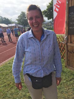 Katrin aus Emmental mit einem Outdoor-Modell aus Nappaleder, Marke Roofs aus Kanada. Katrin: «Ich sehe in letzter Zeit vermehrt Bauchtaschen. Weil sie so praktisch sind und cool, hat sich mein Mann nun auch eine gekauft.» (Bild: Bortolani)