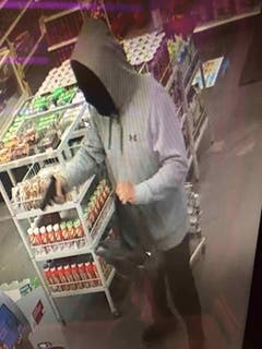 Ebenfalls August 2019, nur wenige Minuten später: Der Unbekannte zückt in einem Tankstellenshop in Wittenbach eine Pistole.