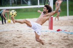 Da muss er sich mächtig strecken. (Bild: Nadia Schärli, Kriens, 23. August 2019)