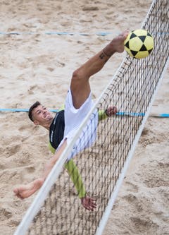 Der Spieler des italienischen Teams befördert den Ball mit dem Fuss übers Netz. (Bild: Nadia Schärli, Kriens, 23. August 2019)