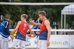 Das iraelische Team (blau) und das norwegisches Team (rot) klatschen sich ab. (Bild: Nadia Schärli, Kriens, 23. August 2019)
