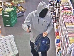 August 2019: Der Unbekannte überfällt einen Tankstellenshop in Arbon. (Bild: Kapo TG)
