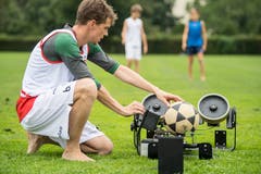 Cèderic Schmutz mit seiner Ballmaschine (Bild: Nadia Schärli, Kriens, 23. August 2019)