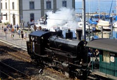 Eine Dampflokomotive mit Bahn-Komposition im Hafenbahnhof Rorschach (Bild: Doris Sieber)