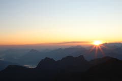 Früh morgens los und mit der ersten Bahn aufs Brienzer Rothorn fahren um den Sonnenaufgang zu sehen. (Bild: Irene Wanner, Rothorn, 25. August 2019)