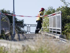 Hier dürfen auch die Fussgänger nicht mehr rüber: Die zum Abriss vorgesehene Fussgängerbrücke über die A9. (Bild: KEYSTONE/CYRIL ZINGARO)