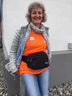 Maja aus Zug trägt einen Klassiker von Eastpak. Exakt das gleiche Modell, mit dem sich Rihanna zeigte – ebenfalls hoch getragen und grosszügig in der Form. Maja: «Darin verstaut habe ich während der Arbeit als am Schwingfest Natel, Portemonnaie und Kaugummi.» (Bild: Bortolani)