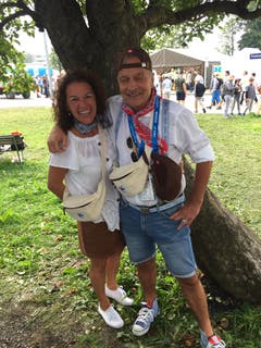 Angelica und Hermann aus Zug tragen die offiziellen Känguru-Bags des Schwingfests – und zwar wie wahre Hipster als Crossbody-Bag. Hermann: «Ich habe die Bauchtaschen im Fanshop online entdeckt, weil sie so hübsch aussah – und natürlich für meinen Schatz gleich eine mit gekauft.» (Bild: Bortolani)