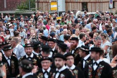 Viele Leute waren beim Umzug dabei (Bild: Roger Zbinden, Oberdorf, 27. August 2019)