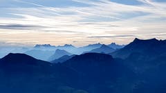 Unsere Zentralschweiz, Sicht in die "blauen Berge", morgens früh vom Stanserhorn Richtung Mythen. Welch ein Tag! (Bild: Rolf Stocker, Stanserhorn, 13. August 2019)