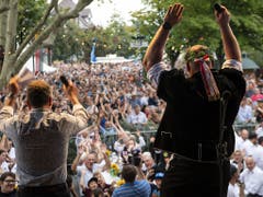 Der neue Schwingerkönig Christian Stucki animiert in Lyss die Besucher zu einer Welle. (Bild: KEYSTONE/ANTHONY ANEX)