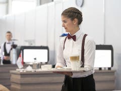 Weltmeisterin Restaurationsfachfrau: Marina Wick aus Arnegg SG wurde auch mit der höchsten Punktzahl die beste Schweizerin im Team. (Bild: KEYSTONE/SwissSkills/MICHAEL ZANGHELLINI)