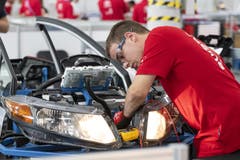 Diplom: Damian Schmid, Automobil-Mechatroniker EFZ, aus Nesslau.