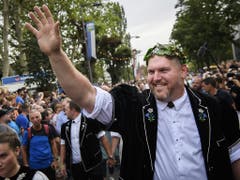 Christian Stucki winkt im Zentrum von Lyss seinen Anhängern zu. (Bild: KEYSTONE/ANTHONY ANEX)