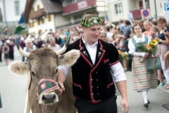 Joel Wicki wird in Sörenberg empfangen. Mit auf dem Bild ist «Greth». (Bild: Pius Amrein, Sörenberg, 27. August 2019)