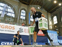 Mit einer Beinprothese einen Hindernisparcours überwinden: Am Cybathlon im Zürcher Hauptbahnhof bewiesen Menschen mit Behinderung ihre Geschicklichkeit. (Bild: KEYSTONE/WALTER BIERI)