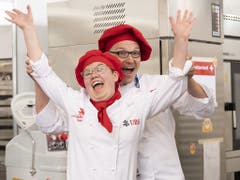 Die Weltmeisterin bei den Bäcker-Konditoren: Sonja Durrer aus Kerns OW freut sich nach dem Abschluss ihrer Arbeit. (Bild: KEYSTONE/SwissSkills/MICHAEL ZANGHELLINI)