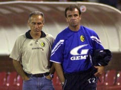 Auch die Mienen vom damaligen Trainer Hans-Peter Zaugg und Assitent Erminio Piserchia sprechen Bände (Bild: KEYSTONE/ALEKSANDAR DJOROVIC)