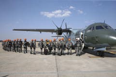 Nun helfen auch Soldaten bei den Löscharbeiten: insgesamt mehr als 43'000 stehen im Einsatz. (Bild: ANTONIO CRUZ / HANDOUT)