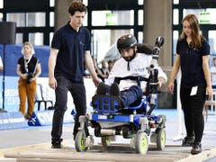 Ein gelähmter Athlet muss bei den Cybathlon-Wettkämpfen im Zürcher Hauptbahnhof mit dem Elektro-Rollstuhl über Hindernisse fahren. (Bild: KEYSTONE/WALTER BIERI)