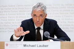 Bundesanwalt Michael Lauber ist seit 2012 im Amt. Er steht in der Kritik wegen informeller Treffen mit Fifa-Präsident Giovanni Infantino. Zwei Treffen sind verbürgt, an ein mögliches drittes Treffen kann sich Lauber nicht erinnern. Das Strafgericht in Bellinzona entschied im Juni, dass Lauber in den Fifa-Verfahren befangen sei und in den Ausstand treten muss. Die Nichtprotokollierung der Treffen verletze Bundesrecht. Lauber wehrt sich öffentlich gegen die Aufsicht und ihren Präsidenten Hanspeter Uster und sprach in diesem Zusammenhang von einem Angriff auf die Institutionen. Juristisch lässt er sicht von Staranwalt Lorenz Erni vertreten, der gleichzeitig auch für Ex-Fifa-Präsident Josef Blatter tätig ist, einem der Beschuldigten im Fifa-Komplex. Er erreichte vor dem Bundesgericht, dass keine externe Person die Disziplinaruntersuchung gegen ihn führen darf. Seither arbeitet die Aufsichtsbehörde selber an der Untersuchung. (Bild: KEYSTONE / PETER KLAUNZER)
