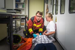 ... betreuen Feuerwehrleute Patienten. Ebenso ist der ... (Bild: Michel Canonica, 2016)