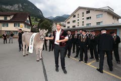 Marcel Mathis mit Kuh «Bombay». (Bild: Roger Zbinden, Oberdorf, 27. August 2019)