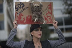 SOS Amazonia: Eine Brasilianerin macht sich bei Protesten für den Amazonas stark. (Bild: Bruna Prado)