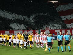 Da waren die Hoffnungen noch intakt: der Einmarsch der beiden Teams wurde von ohrenbetäubendem Lärm begleitet (Bild: KEYSTONE/THOMAS HODEL)