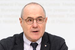 Der Baselbieter SP-Ständerat Claude Janiak hat öffentlich Partei ergriffen für den Bundesanwalt. Janiak, der Lauber auch privat kennt, spricht von einer «Jagd auf den Bundesanwalt» und wirft der Aufsicht vor, ins Operative reinreden zu wollen. Janiak gehört zwar nicht der Gerichtskommission an. Sein Wort hat dennoch gewicht. Janiak war als Ständerat massgeblich beteiligt, als das Parlament 2009 regelte, wie die Aufsicht über die Bundesanwaltschaft funktioniert. Zudem präsidiert der Sozialdemokrat die Geschäftsprüfungsdelegation GPDel. (Bild: KEYSTONE / ANTHONY ANEX)