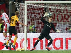 Die Szene des Spiels: David von Ballmoos kann den Kopfball von Aleksa Vukanovic nicht abwehren (Bild: KEYSTONE/THOMAS HODEL)
