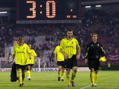 Der Totomat lügt nicht: Enttäuscht verlassen Captain Stéphane Chapuisat und seine Teamkollegen nach dem 0:3 den Rasen (Bild: KEYSTONE/ALEKSANDAR DJOROVIC)