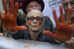 Proteste gegen die Brände und Präsident Bolsonaro: Die brasilianische Schauspielerin Sonia Braga hat sich ihre Hände blutrot angemalt. (Bild: Bruna Prado)