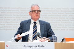 Der Zuger Hanspeter Uster gehört seit 2013 der Aufsicht an – seit Anfang Jahr ist er Präsident. Seine Kritiker sagen, er sei ein «Kontrollfreak». Sie verweisen auf Usters Tätigkeit in der Aufsicht der Baselbieter Staatsanwaltschaft. Öffentlich trat er dort zwar kaum in Erscheinung, doch erst seit die Aufsichtskommission in corpore zurückgetreten ist, kam die Staatsanwaltschaft wieder zur Ruhe. Andere loben Uster, weil er ein anderes Verständnis der Aufsicht habe als sein Vorgänger. Er coache die Bundesanwaltschaft nicht einfach, sondern schaue genauer hin. Zudem missfalle Uster, wie Lauber die Verfahren führe: Dieser setze zu fest auf Deals statt auf das Recht, strebe zu oft einen Vergleich an, statt Kriminelle mit juristischem Handwerk zu Fall zu bringen. Andere sagen, Uster fühle sich von Lauber hintergangen, weil er nur von zwei Infantino-Treffen sprach und das dritte mögliche Treffen erst später bekannt wurde. Die Aufsicht hat eine Disziplinaruntersuchung gegen Lauber eröffnet. (Bild: KEYSTONE / ANTHONY ANEX)