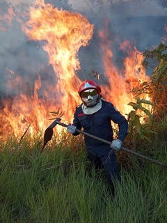 Feuerwehrleute bekämpfen die Flammen. (Bild: Rio Branco Firemen HANDOUT)