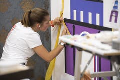 Dekorationsmalerin Daniela Ziller konzentriert an der Arbeit. (Bild: SwissSkills)