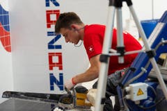 Plattenleger Renato Meier konzentriert bei der Arbeit (Bild: SwissSkills)