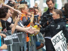 Greta Thunberg begrüsst junge Unterstützer in New York. (Foto: Mary Altaffer/AP) (Bild: KEYSTONE/AP/MARY ALTAFFER)