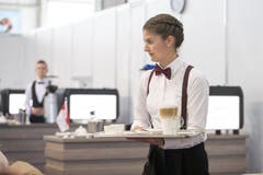 Martina Wick, die «beste Restaurationsfachfrau der Welt», bei der Arbeit. (Bild: SwissSkills)