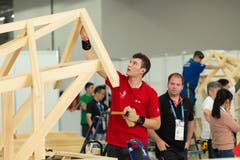 Zimmermann Rafael Bieler beim Zusammenbau einer Konstruktion. (Bild: SwissSkills)