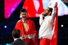 Holt Gold für die Schweiz: Mario Enz (rechts) aus Giswil OW. (Bild: SwissSkills)