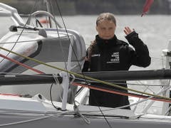 How are you today, America? Greta Thunberg grüsst von ihrem Segelschiff. (Bild: KEYSTONE/AP Pool/KIRSTY WIGGLESWORTH)