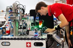 Automatiker Raphael Furrer an seinem Arbeitsplatz. (Bild: SwissSkills)