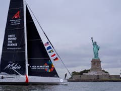 Vorbei an Lady Liberty zieht Greta Thunbergs Segelschiff. (Bild: KEYSTONE/FR61802 AP/CRAIG RUTTLE)