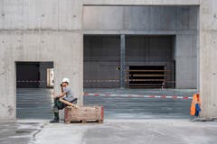 Arbeiter in der Montagehalle. (Bild: Urs Bucher)